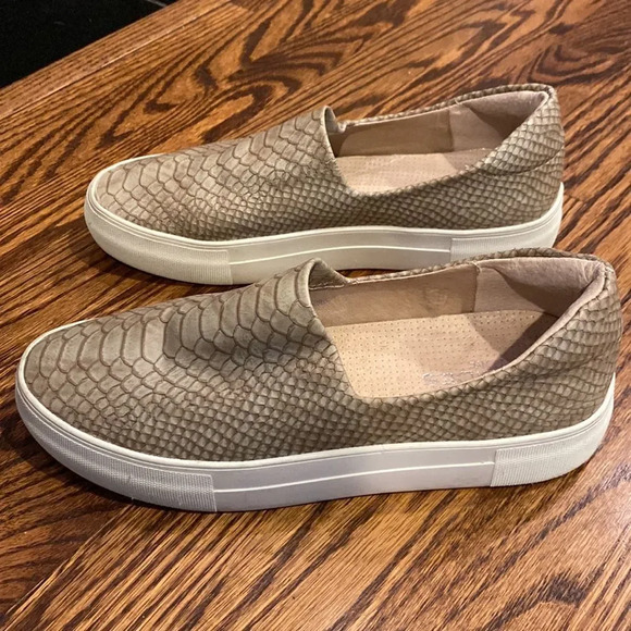 J Slides Women's 8 Beige Slip On Sneaker Snakeskin Print Embossed Loafer Shoes - Picture 5 of 9